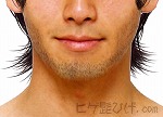 うっすらと短く伸ばした無精ひげ